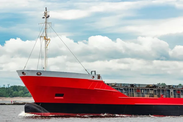 Kırmızı kargo gemisi — Stok fotoğraf