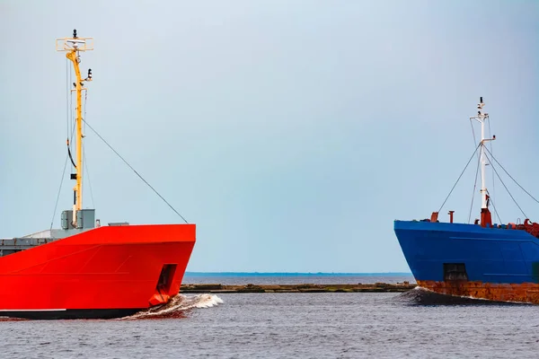 Turuncu kargo gemisi — Stok fotoğraf