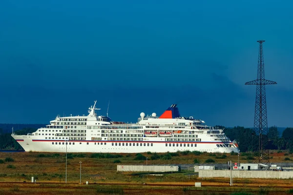 Branco navio de cruzeiro na cidade — Fotografia de Stock