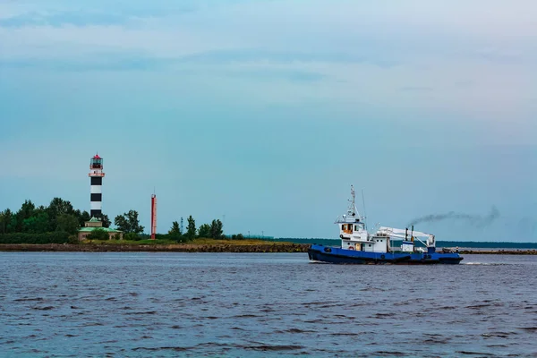 Blue tug ship underway — Stock Photo, Image