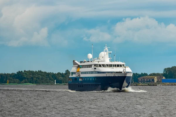 Mavi küçük yolcu gemisi