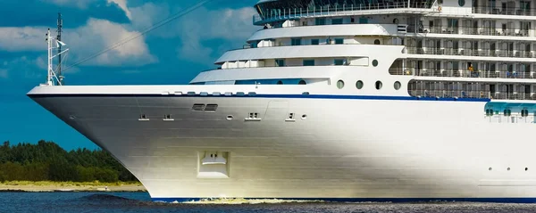 Luxuskreuzfahrtschiff auf Reisen — Stockfoto