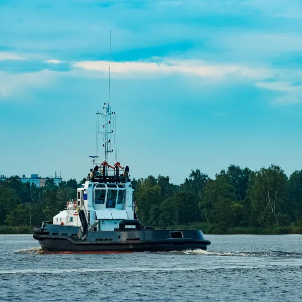 Navio rebocador preto em andamento — Fotografia de Stock