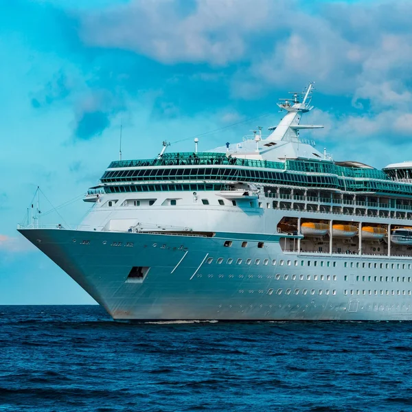 Luxury cruise liner in travel — Stock Photo, Image