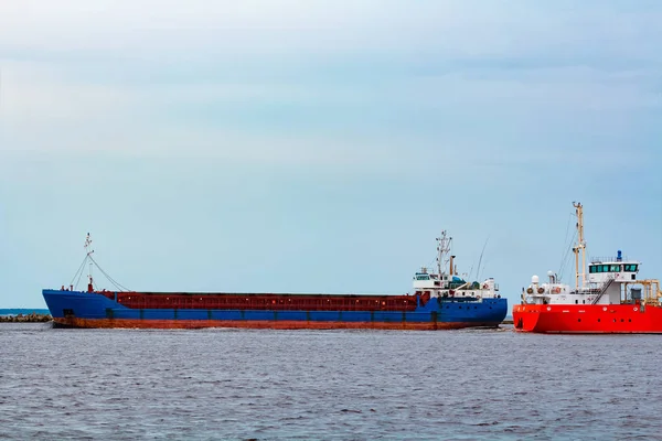 Navio de carga azul em andamento — Fotografia de Stock