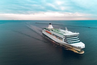 Beyaz cruise liner havadan görünümü