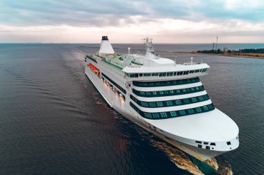 Beyaz cruise liner havadan görünümü