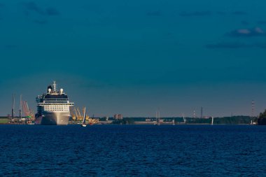 Beyaz Dev cruise liner