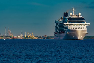 Beyaz Dev cruise liner