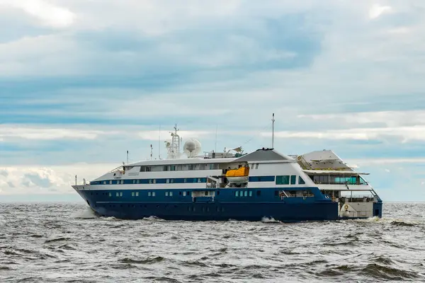 Navio de cruzeiro pequeno azul — Fotografia de Stock