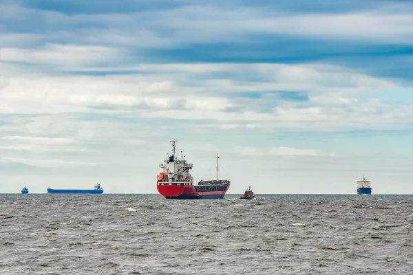 Kırmızı kargo gemisi — Stok fotoğraf