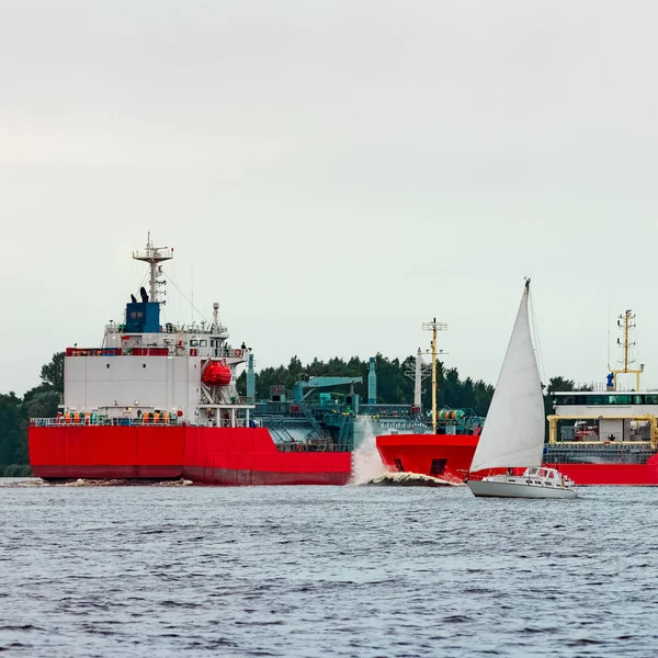 Riga'da kırmızı kargo gemisi
