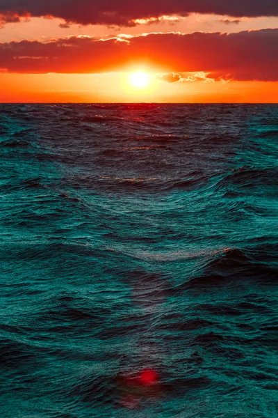 Ρομαντικό ηλιοβασίλεμα πάνω από τη θάλασσα — Φωτογραφία Αρχείου