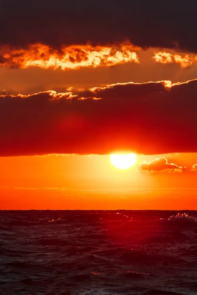 Romantischer Sonnenuntergang über dem Meer — Stockfoto