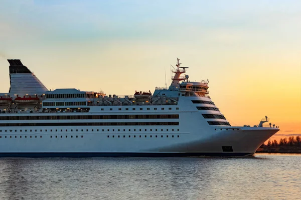 Weißes Kreuzfahrtschiff bei Sonnenuntergang — Stockfoto