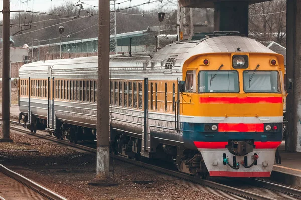 Gula diesel tåg — Stockfoto