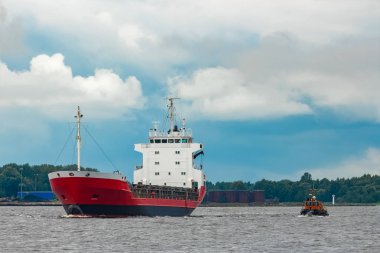 Kırmızı kargo gemisi