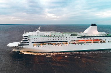 Beyaz cruise liner havadan görünümü