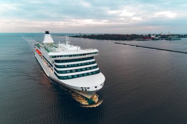 Beyaz cruise liner havadan görünümü