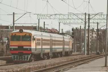 Sarı dizel tren