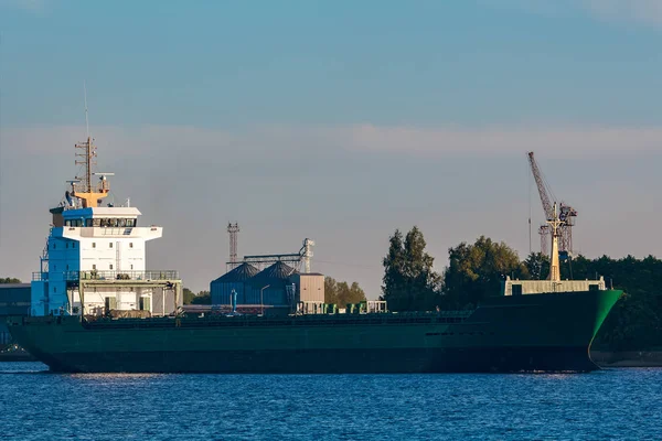 Green cargo ship in port — Stock Photo, Image
