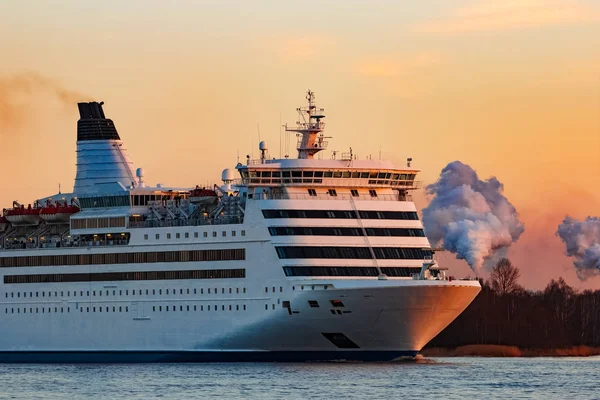 Weißes Kreuzfahrtschiff bei Sonnenuntergang — Stockfoto