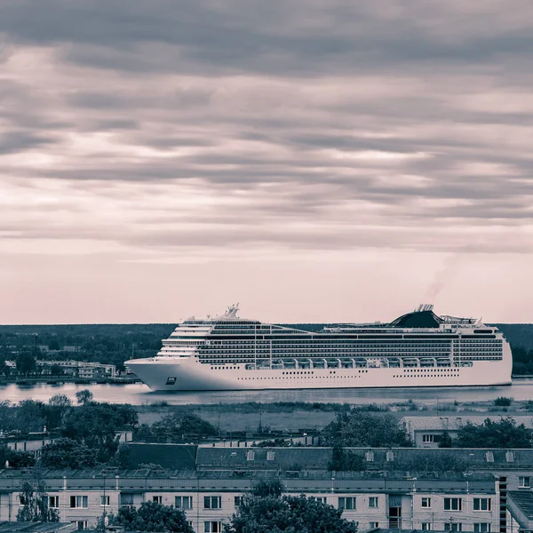 Белый пассажирский корабль — стоковое фото