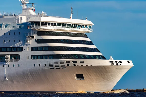 White passenger ship underway — Stock Photo, Image