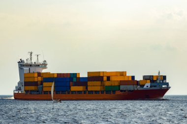 Kırmızı konteyner gemi devam