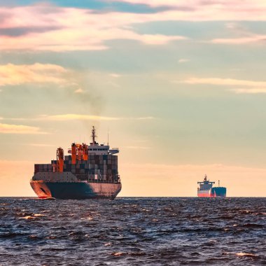 Konteyner gemisi devam mavi