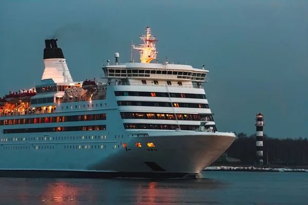 Beyaz cruise liner — Stok fotoğraf