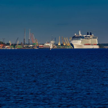 Bulutsuz bir günde bağlantı noktası hareketli dev beyaz yolcu gemisi