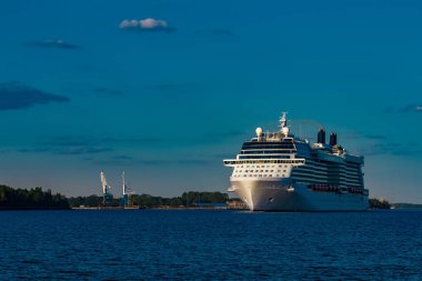 Bulutsuz bir günde bağlantı noktası hareketli dev beyaz yolcu gemisi