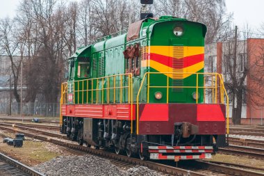 Yeşil dizel kargo lokomotif. Yük treni eylem