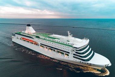 Beyaz yolcu gemisi quadcopter fotoğraftan. Drone havadan görünümü