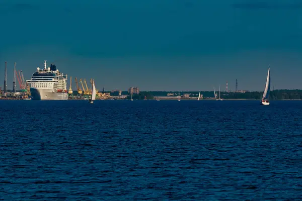 Navio Gigante Passageiros Branco Que Passa Pelo Porto Num Dia — Fotografia de Stock