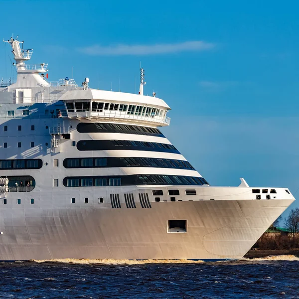 Beyaz Bulutsuz Bir Günde Yelken Gemisi Cruise — Stok fotoğraf