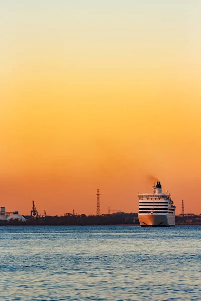 Λευκό Επιβατηγό Πλοίο Κινείται Ενάντια Τον Ουρανό Πορτοκαλί Ηλιοβασίλεμα — Φωτογραφία Αρχείου