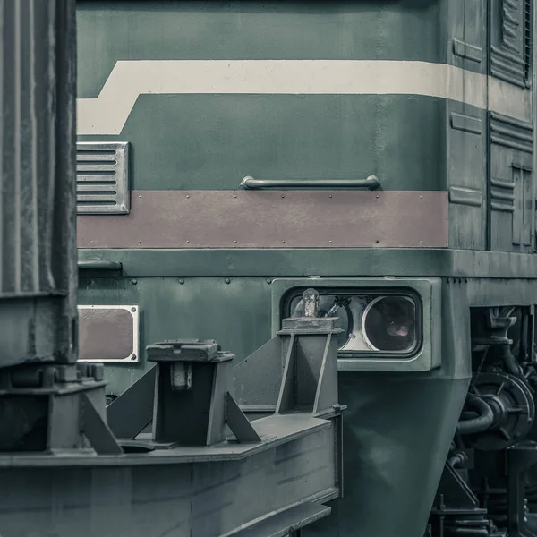 古いディーゼル貨物機関車 アクションの貨物列車 — ストック写真