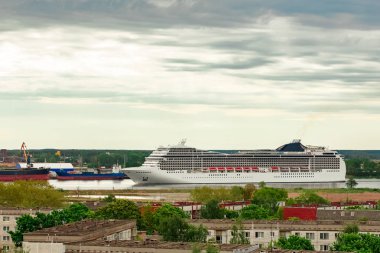 Büyük beyaz kargo liman yelken gemisi cruise