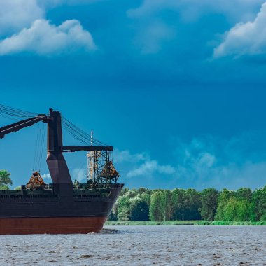 Alma mal. Riga bağlantı noktasına hareket büyük mavi kargo gemisi