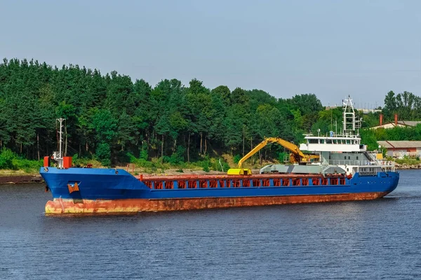 Blaues Frachtschiff — Stockfoto