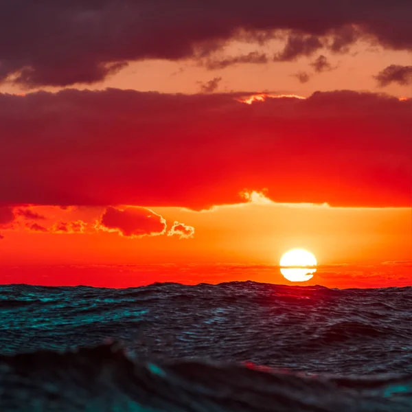 Pôr do sol romântico sobre o mar — Fotografia de Stock