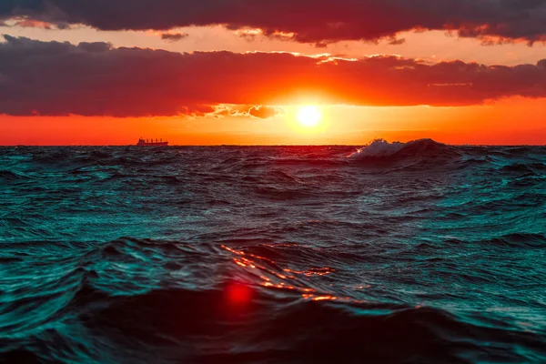 Romantisk solnedgång över havet — Stockfoto