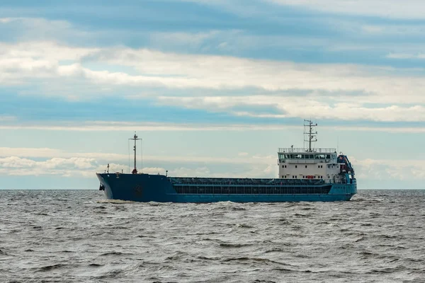 Голубой грузовой корабль в пути — стоковое фото