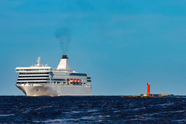 White passenger ship underway — Stock Photo, Image