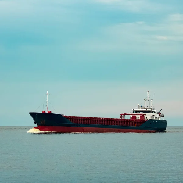 Blaues Frachtschiff unterwegs — Stockfoto