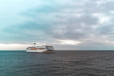 Beyaz cruise liner havadan görünümü