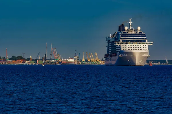 Branco navio de cruzeiro gigante — Fotografia de Stock