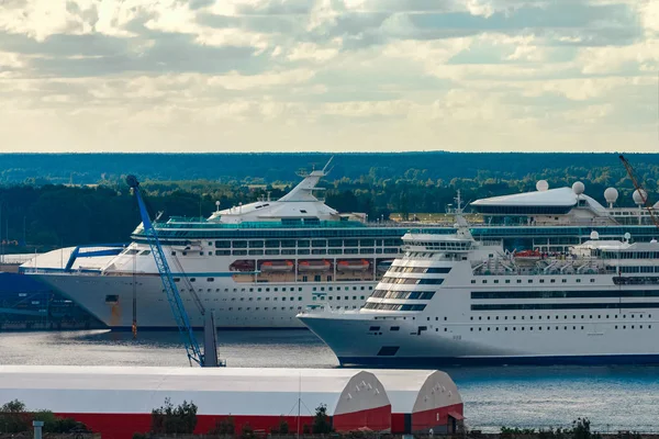 Twee cruise liners in een stad — Stockfoto